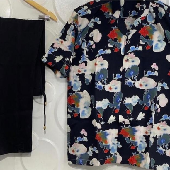 Suits - Picture 2 of 4